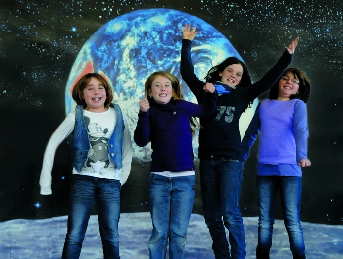 fliegende Mädchen in der Experimenta