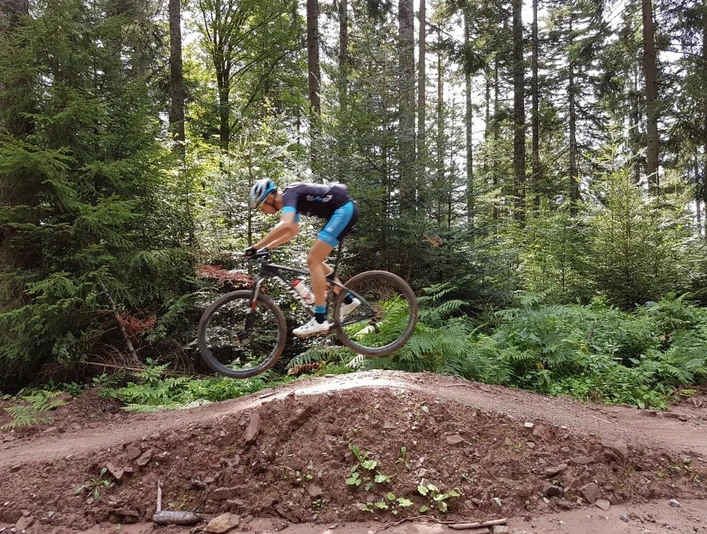 MTB Fahrer im Pumptrack