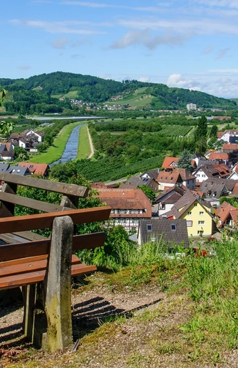 Blick von der Sitzgruppe oberhalb des Ringhotel Sonnenhof