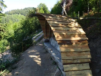 Waldsofa mit Hexenbesen