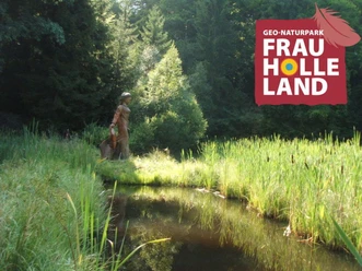 Statue der Frau Holle am sagenumwobenen Frau-Holle-Teich auf dem Hohen Meißner