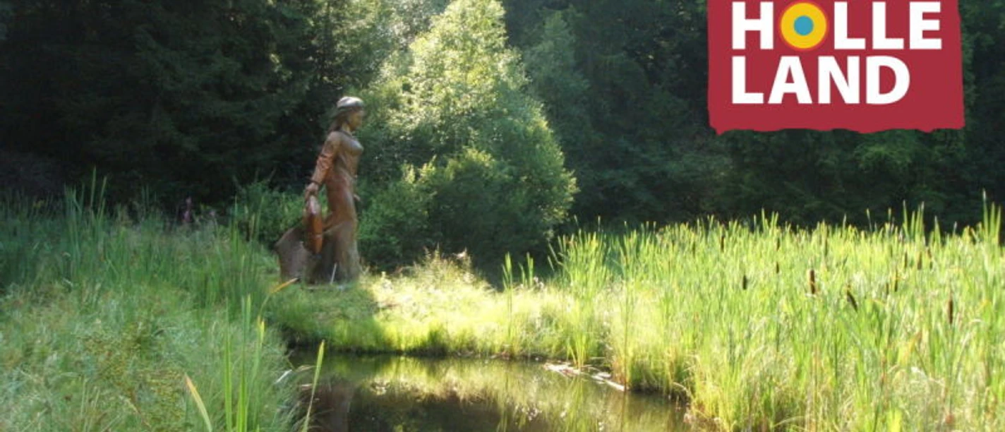 Statue der Frau Holle am sagenumwobenen Frau-Holle-Teich auf dem Hohen Meißner