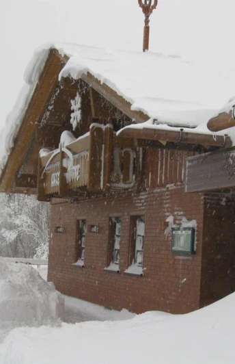 Verschneite Kniebishütte