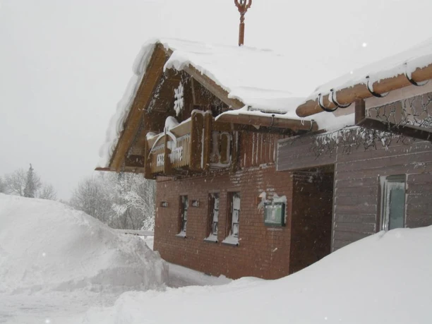 Verschneite Kniebishütte