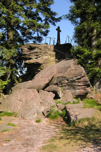Bernstein mit Gipfelkreuz