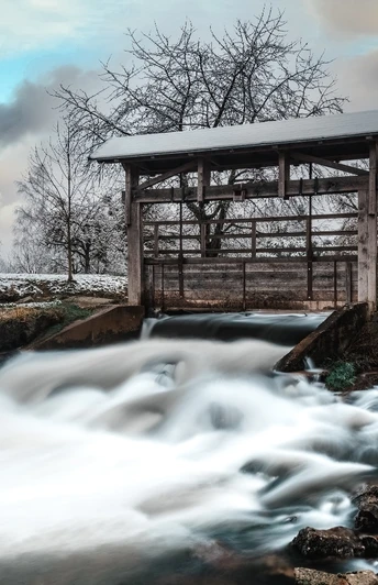Wagshurst am Bach Wintermorgen