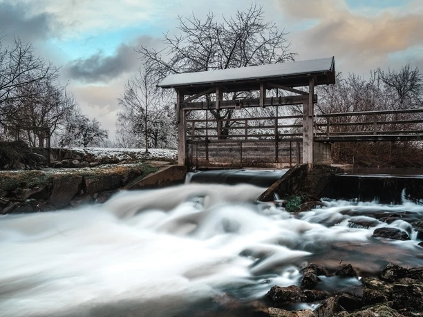 Wagshurst am Bach Wintermorgen