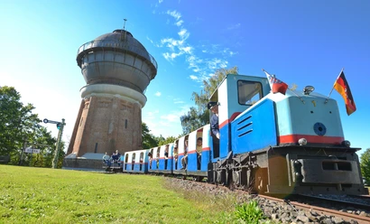 Schmalspurbahn am Wasserturm in Bebra