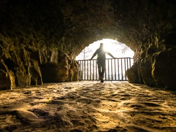 Umgeben von Fels, eingetaucht in goldenes Licht - Prümer Burg