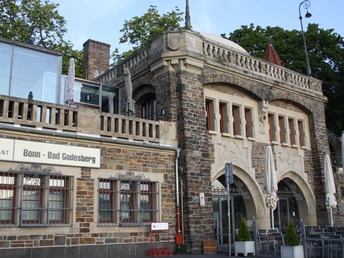 Bastei, Bad Godesberg Erbaut im 19. Jahrhundert, diente die Bastei in Bad Godesberg zunächst als Stations- und Wartehäuschen für Passagiere der Köln-Düsseldorfer Schifffahrtsgesellschaft. 1998 wurde das denkmalgeschützte Gebäude restauriert und beherbergt heute Restaurant, Schänke und Biergarten.