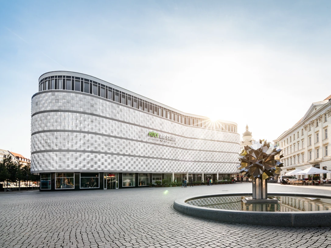 Blick vom Richard Wagner Platz auf die Höfe am Brühl - Shopping in Leipzig Blick auf die historische Fassade des Einkaufscenters Höfe am Brühl in Leipzig am Richard-Wagner-Platz mit einem Pusteblumen-Springbrunnen im Bild, Shopping in Leipzig