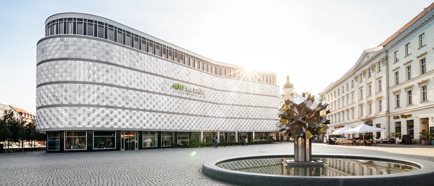 Blick vom Richard Wagner Platz auf die Höfe am Brühl - Shopping in Leipzig Blick auf die historische Fassade des Einkaufscenters Höfe am Brühl in Leipzig am Richard-Wagner-Platz mit einem Pusteblumen-Springbrunnen im Bild, Shopping in Leipzig