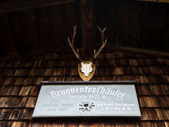 Schild-Brunnenkopfhütte (c)Ammergauer Alpen GmbH Foto Anton Brey.jpg