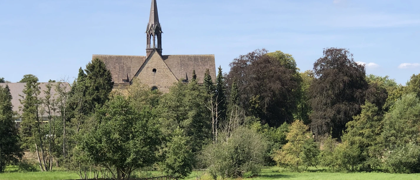 Kloster Loccum Das Bild zeigt das historische Kloster Loccum in Niedersachsen, umgeben von grüner Natur im Sommer.