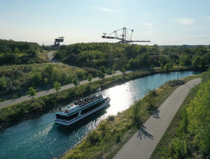 Personenschifffahrt nahe des Bergbau-Technik-Parks - Leipziger Neuseenland Das Personenschiff fährt durch eine Schleuse Richtung Störmthaler See am Bergbau-Technik-Park bei sonnigem Wetter entlang, Leipziger Neuseenland, Industriekultur, Ausflug, Leipzig Region