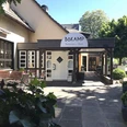 Gemütlicher Eingangsbereich des Bökamp Restaurants und Hotels mit Sitzgelegenheiten im Freien.
