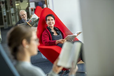 Stadtbiliothek © Aileen Rogge.jpg Lesende Frau in der Stadtbibliothek