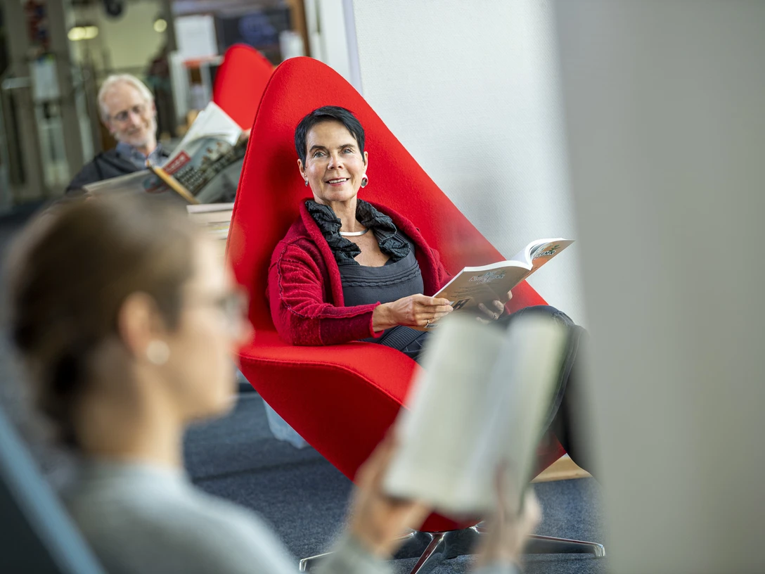 Stadtbiliothek © Aileen Rogge.jpg Lesende Frau in der StadtbibliothekCity libraryStadsbibliotheek
