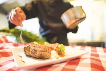 Westerstede_Häppchenweise.jpg Essen, Gericht, Häppchen, Steak, Teller