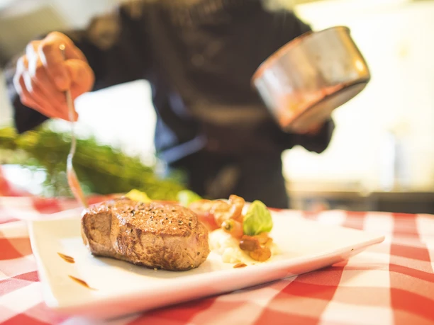 Westerstede_Häppchenweise.jpg Essen, Gericht, Häppchen, Steak, Teller