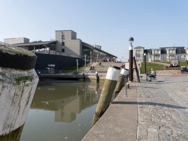 Buesum-Hafen-Dalben-Freitreppe01.jpg