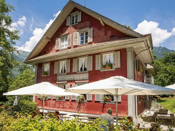 restaurant-degen-ballenberg-gebaeude-gartenterrasse.jpg