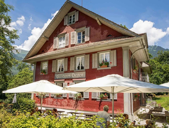 restaurant-degen-ballenberg-gebaeude-gartenterrasse.jpg