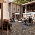 osteria-ballenberg-tische-gaeste-tessin.jpg