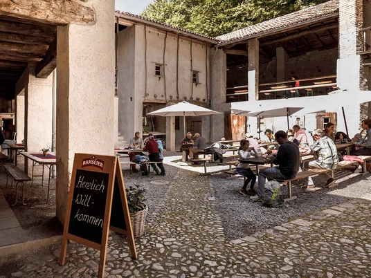 osteria-ballenberg-tische-gaeste-tessin.jpg