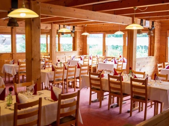 restaurant-wilerhorn-ballenberg-tische-saal.jpg
