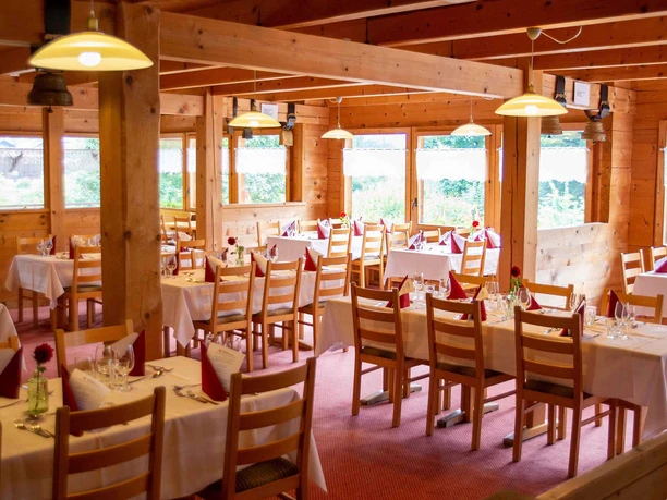 restaurant-wilerhorn-ballenberg-tische-saal.jpg