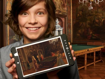 PiPo MOR Histopad Entwurf Keyvisual V2 26012021.jpg Ein Junge hält ein Tablet mit historischer Darstellung in einem prunkvollen Raum.A boy holds a tablet with a historical depiction in a sumptuous room.Chlapec drží v honosném pokoji tabulku s historickou ilustrací.Chłopiec trzyma tablet z historyczną ilustracją w wystawnym pokoju.Een jongen houdt een tablet met een historische illustratie vast in een weelderige kamer.Un ragazzo tiene in mano una tavoletta con un'illustrazione storica in una magnifica stanza.
