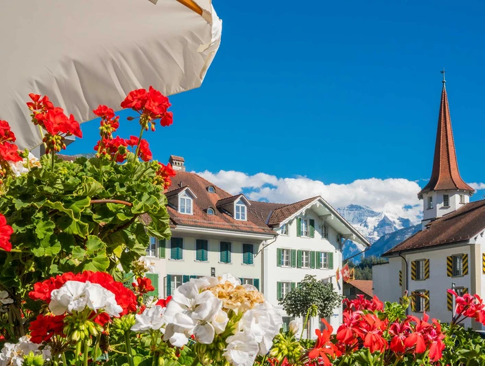 altstadt-unterseen-kirche-geranien-schirm-fruehling-sommer.jpg