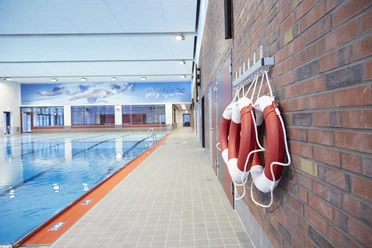 Plytje Hallenbad Becken Op de foto zie je het overdekte zwembad Plyte
