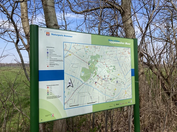 Oppenweher Moor Eine Informationstafel zeigt den Wanderweg und Schutzgebiete des Oppenweher Moors im Naturpark Dümmer.