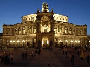 Semperoper_außen_(c)_Semperoper Dresden_Mathhias_Creutziger.jpg Semperoper_außen_(c)_Semperoper Dresden_Mathhias_Creutziger