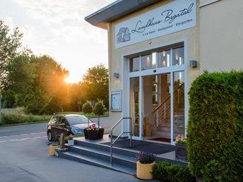 Landhaus Begatal Eingang CC BY-SA - Büker.jpg