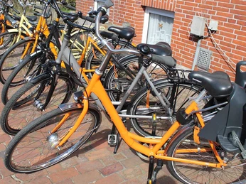 Fahrradvermietung Schwips auf Juist im Loog.jpg Fahrradvermietung Schwips auf Juist im Loog