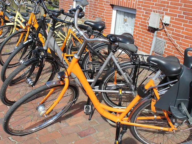 Fahrradvermietung Schwips auf Juist im Loog.jpg Fahrradvermietung Schwips auf Juist im Loog
