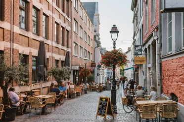 Pontstraße.jpg Lebendige Fußgängerzone mit Kopfsteinpflaster, umrahmt von Cafés, Menschen und üppigen Blumenarrangements.