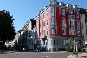 Frankenberger Viertel Mehrstöckige Häuserreihe mit hohen Fenstern und Verzierungen.