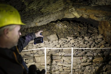 Steinbruchbesitzer Michael "Maulwurf" Sünkler führt am 09.05.2019 durch den Silberseestollen in Hasbergen. Foto: David Ebener ***Stichworte*** Silberseestollen, Silbersee, See, Stollen, Naturpark TERRA.vita, Terra-Vita, Hüggel, Jägerberg