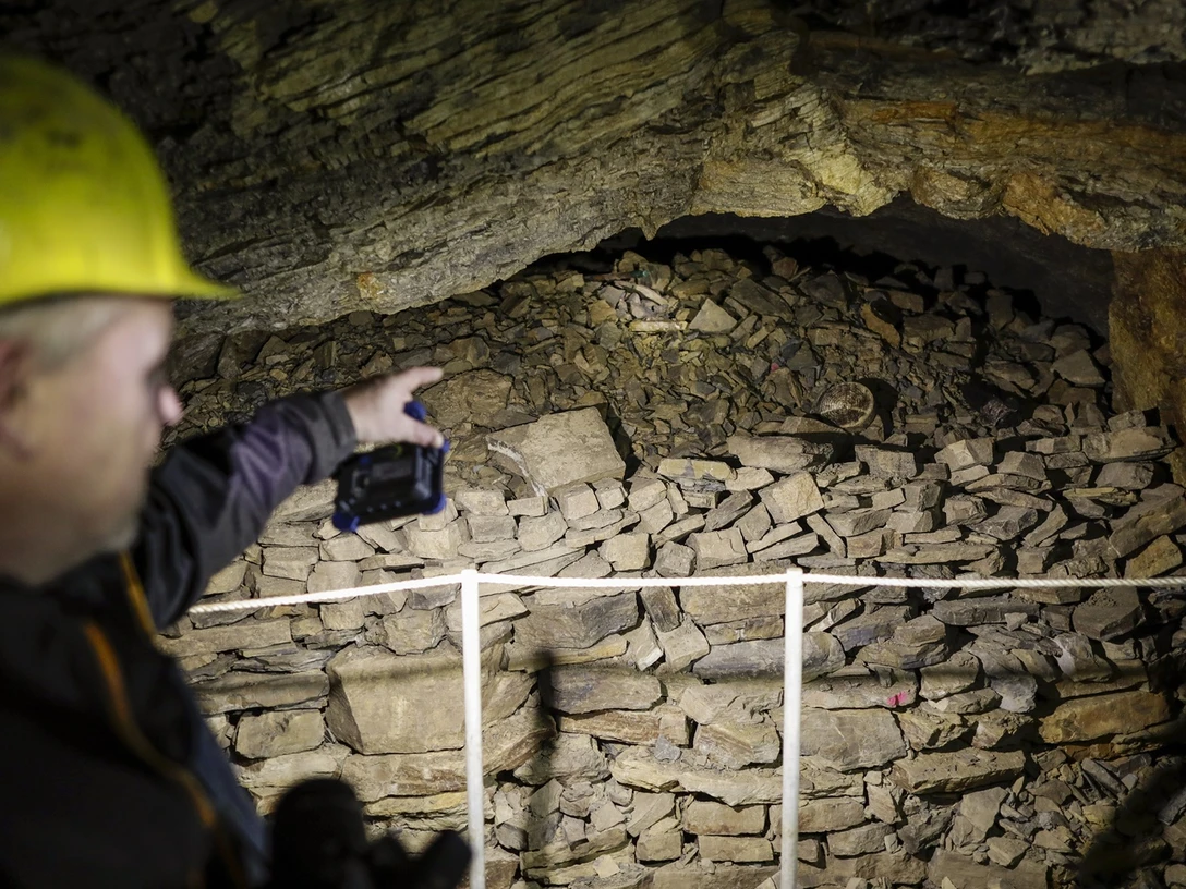 Steinbruchbesitzer Michael "Maulwurf" Sünkler führt am 09.05.2019 durch den Silberseestollen in Hasbergen. Foto: David Ebener ***Stichworte*** Silberseestollen, Silbersee, See, Stollen, Naturpark TERRA.vita, Terra-Vita, Hüggel, Jägerberg