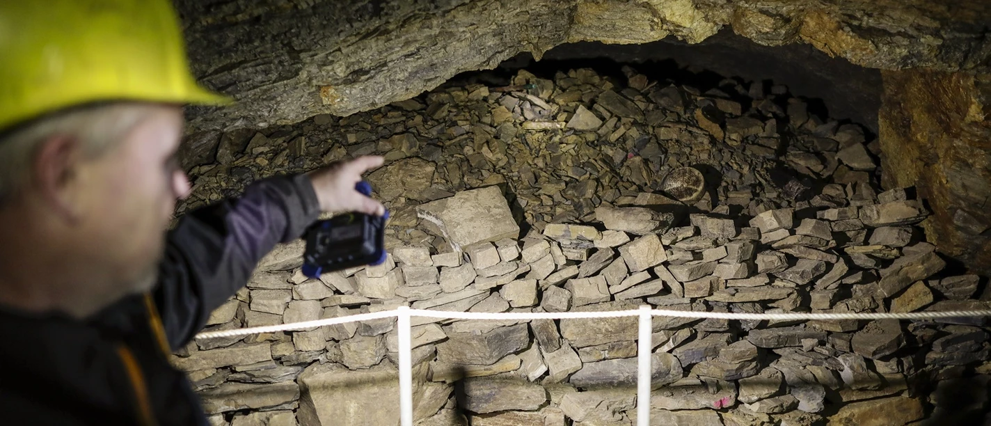 Steinbruchbesitzer Michael "Maulwurf" Sünkler führt am 09.05.2019 durch den Silberseestollen in Hasbergen. Foto: David Ebener ***Stichworte*** Silberseestollen, Silbersee, See, Stollen, Naturpark TERRA.vita, Terra-Vita, Hüggel, Jägerberg