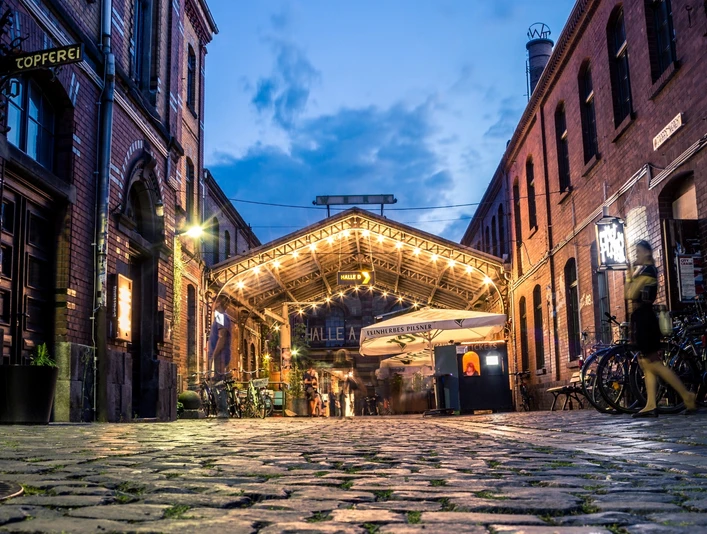 Hofansicht, Eingangsbereich zu beiden Hallen | WERK2 | Eventlocation & Veranstaltungsräume in Leipzig Hofansicht, Eingangsbereich zu beiden Hallen | WERK2 | Eventlocation & Veranstaltungsräume in LeipzigCourt yard view, Entrance area to both halls | WERK 2 | Event Venue in LeipzigPohled na nádvoří, vstupní prostor do obou sálů | WERK2 | Místo konání akcí a funkční místnosti v LipskuWidok na dziedziniec, strefa wejściowa do obu hal | WERK2 | Miejsce organizacji imprez i sale konferencyjne w LipskuZicht op de binnenplaats, ingang tot beide zalen | WERK2 | Evenementenlocatie & zalen in LeipzigVista sul cortile, ingresso alle due sale | WERK2 | Location per eventi e sale riunioni a Lipsia