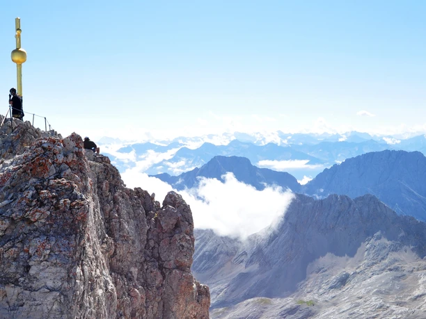 Gipfelkreuz Zugspitze mit Blick in Reintal