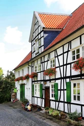 Biohof Judt im Windrather Tal bei Velbert Fachwerkhaus im Windrather Tal bei Velbert mit roten Dächern und grünen Fensterläden im ruhigen Umfeld.