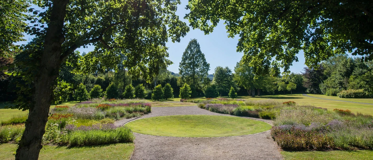 Gräflicher Park - Staudengarten Der Staudengarten im Gräflichen Park, wird von der Sonne beleuchtet.