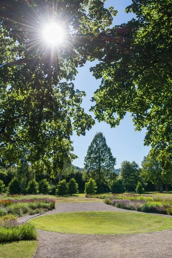 Gräflicher Park - Staudengarten Der Staudengarten im Gräflichen Park, wird von der Sonne beleuchtet.