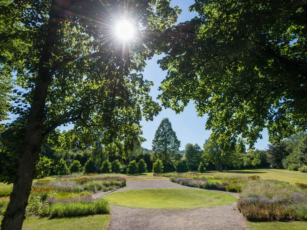 Gräflicher Park - Staudengarten Der Staudengarten im Gräflichen Park, wird von der Sonne beleuchtet.